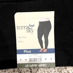 Women’s Terra & Sky Plus size black leggings. NWT